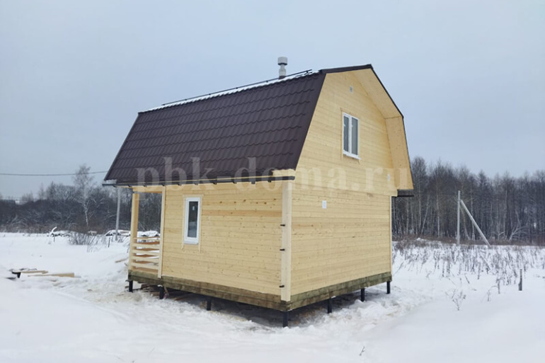 Баня из бруса «Питьба» 6х6 с мансардой, террасой и балконом